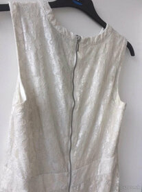 H&M nádherne čipkové krémovo- strieborné šaty, veľkosť 40 - 9