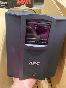 záložný zdroj APC Smart-UPS C 1500VA LCD LAN - 9