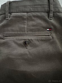 Pánske,elegantné,chino -  nohavice Tommy HILFIGER  - 33/32 - 9