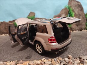 prodám model 1:18 mercedes benz GL klasse X164 - 9