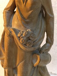 Stará krásna drevená socha Svätá Alžbeta - 9