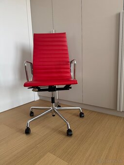 Kancelarska stolicka Vitra Aluminium EA 119 - cervena - 9