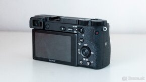 Sony a6500 + Sony FE 50mm, top stav, komplet balenie - 9