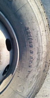 Autobus Karosa kolesá Firestone 295/80 R22,5 - 9