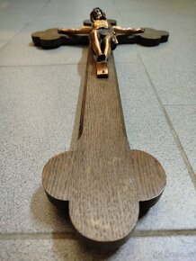 Starý krásny drevený kríž s medeným Ježiškom - 9