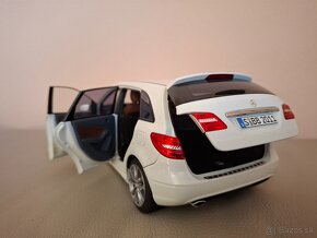 MERCEDES-BENZ ☆ B180 ☆ 1:18 ☆ Norev ☆ - 9