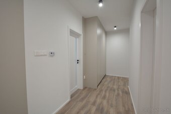 NOVOSTAVBA veľký moderný 3 izbový byt 91m2 s balkónom, centr - 9