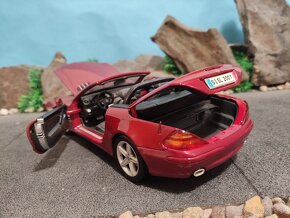 Prodám model 1:18 Mercedes Benz SL 500 2001 - 9