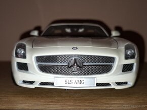 MERCEDES-BENZ SLS AMG 1:18 Minichamps - 9