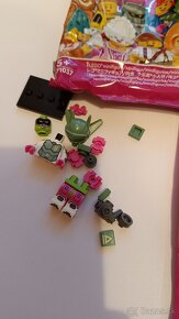 Minifigúrky Sokoliarka, Mickey Mouse, Robot a predajca novín - 9