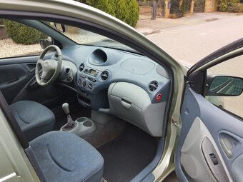 Toyota Yaris 1.0 VVT-I benzín Kúp. na SK - 9